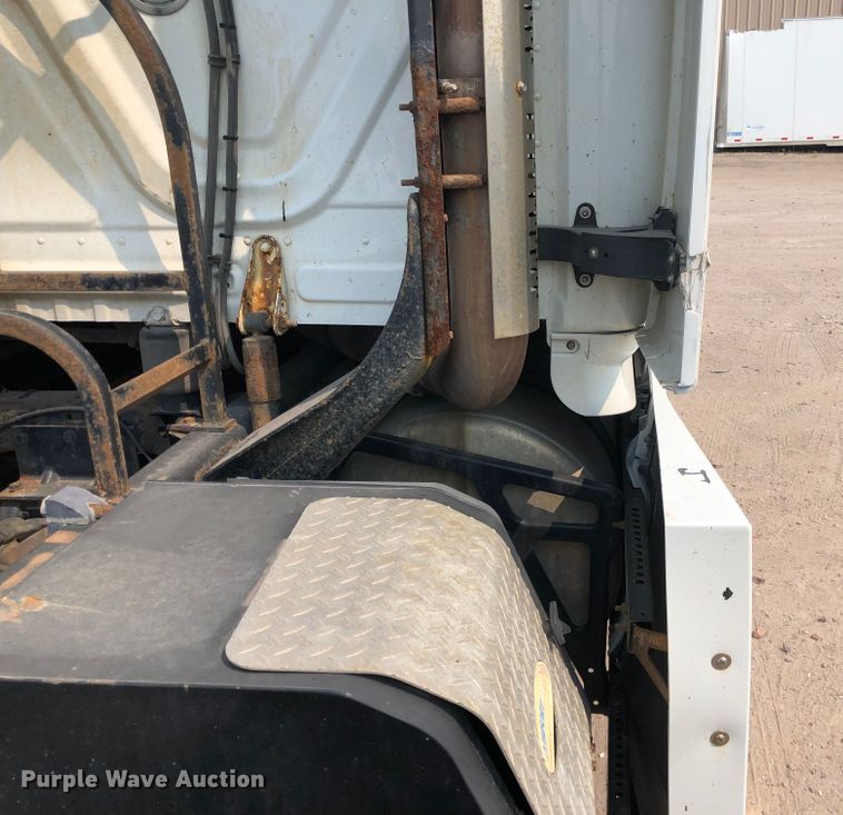 image for item DN2000 2015 Freightliner Cascadia 125  semi truck