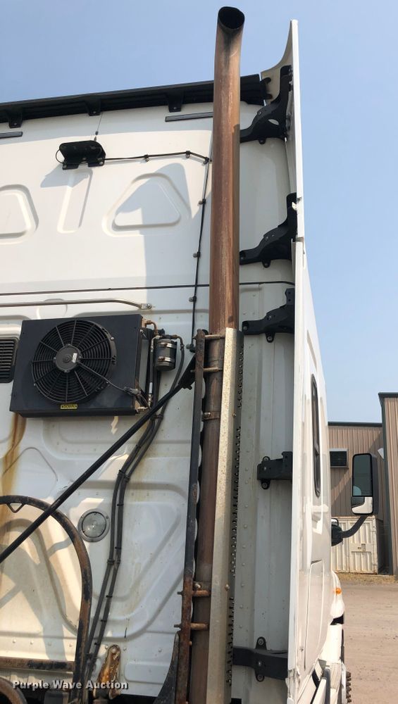 image for item DN2000 2015 Freightliner Cascadia 125  semi truck