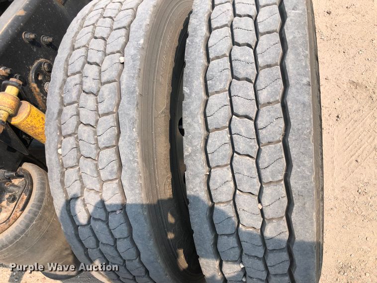 image for item DN2000 2015 Freightliner Cascadia 125  semi truck