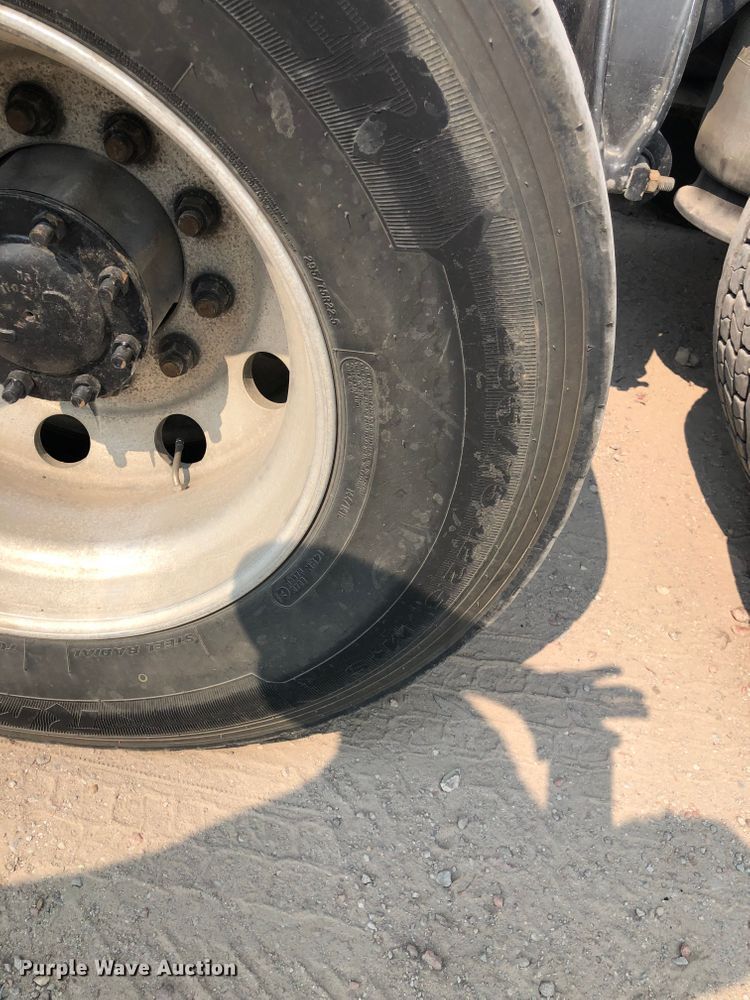 image for item DN2000 2015 Freightliner Cascadia 125  semi truck