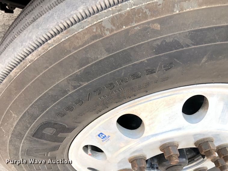 image for item DN2000 2015 Freightliner Cascadia 125  semi truck