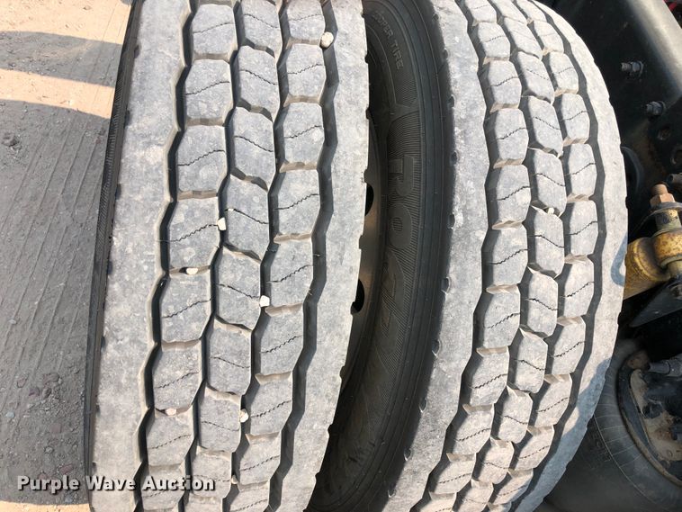 image for item DN2000 2015 Freightliner Cascadia 125  semi truck