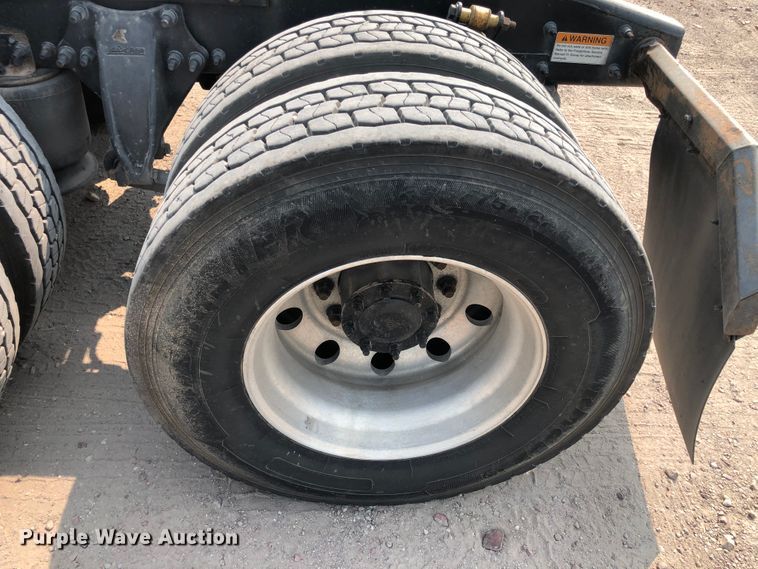 image for item DN2000 2015 Freightliner Cascadia 125  semi truck