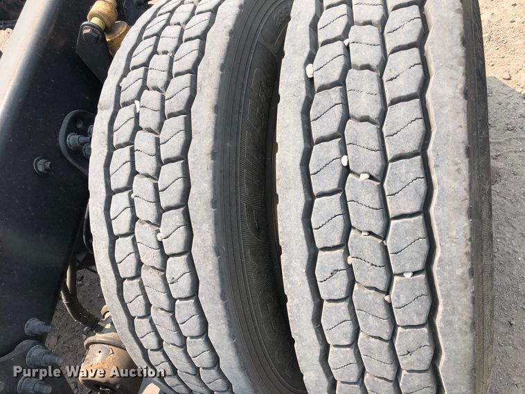 image for item DN2000 2015 Freightliner Cascadia 125  semi truck