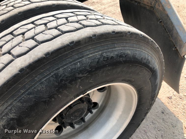 image for item DN2000 2015 Freightliner Cascadia 125  semi truck