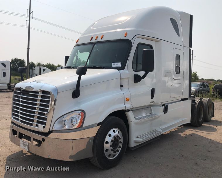 image for item DN2001 2015 Freightliner Cascadia 125  semi truck