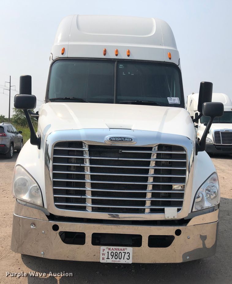 image for item DN2001 2015 Freightliner Cascadia 125  semi truck