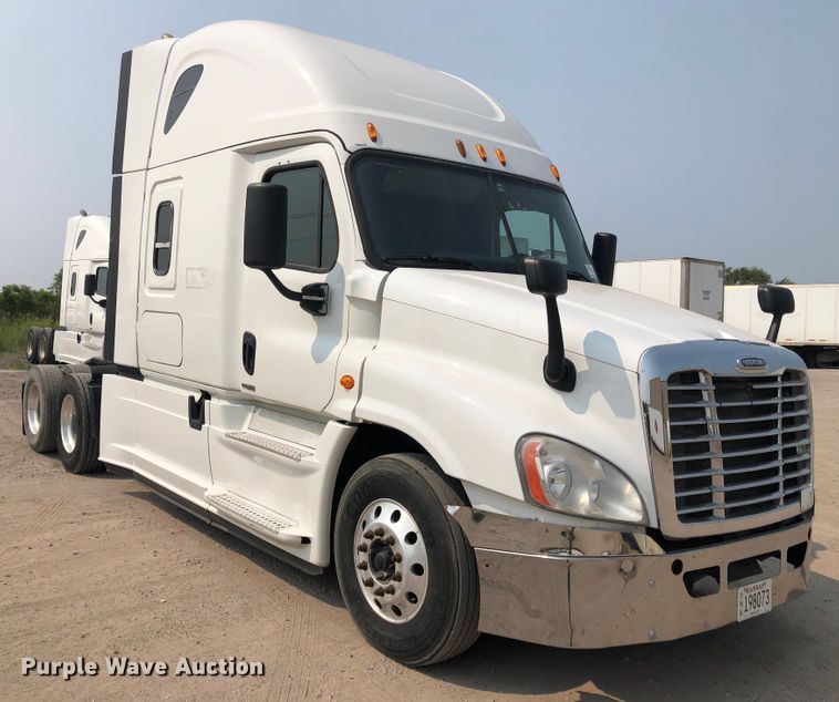 image for item DN2001 2015 Freightliner Cascadia 125  semi truck