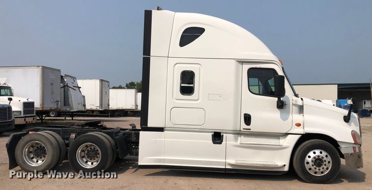 image for item DN2001 2015 Freightliner Cascadia 125  semi truck