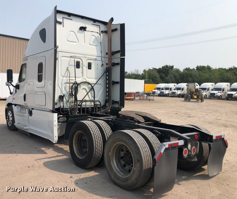 image for item DN2001 2015 Freightliner Cascadia 125  semi truck