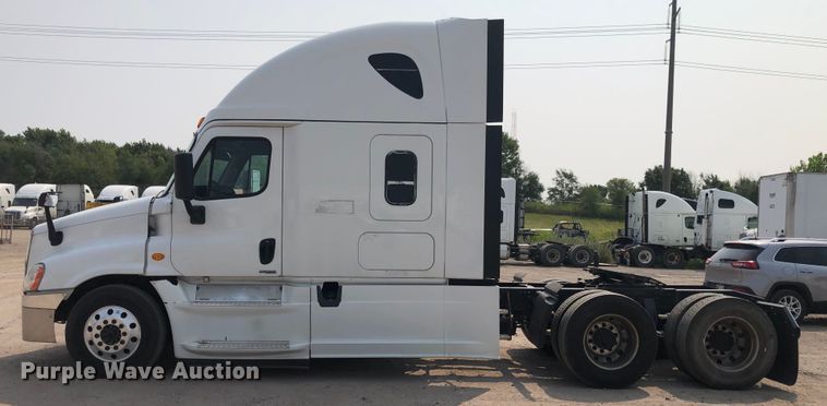 image for item DN2001 2015 Freightliner Cascadia 125  semi truck