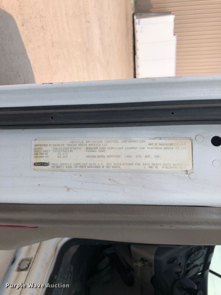 image for item DN2001 2015 Freightliner Cascadia 125  semi truck