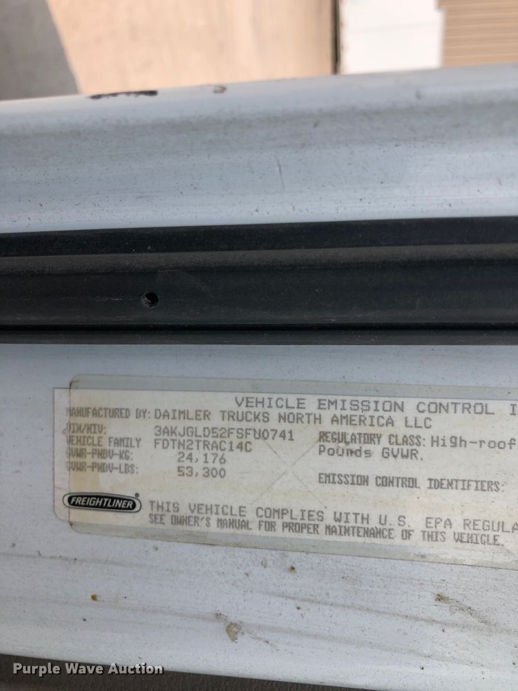 image for item DN2001 2015 Freightliner Cascadia 125  semi truck