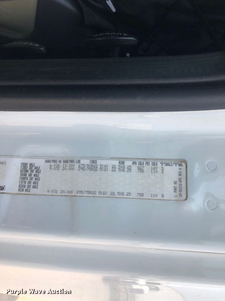 image for item DN2001 2015 Freightliner Cascadia 125  semi truck