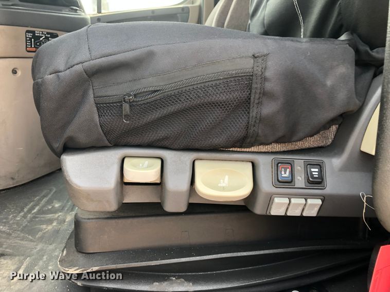 image for item DN2001 2015 Freightliner Cascadia 125  semi truck