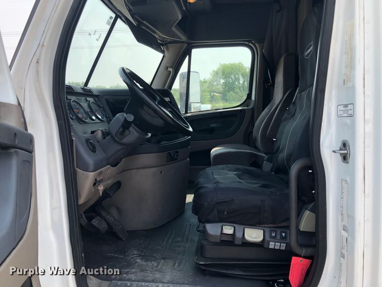 image for item DN2001 2015 Freightliner Cascadia 125  semi truck