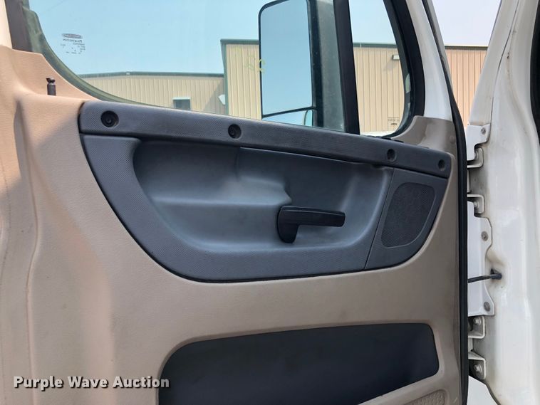 image for item DN2001 2015 Freightliner Cascadia 125  semi truck