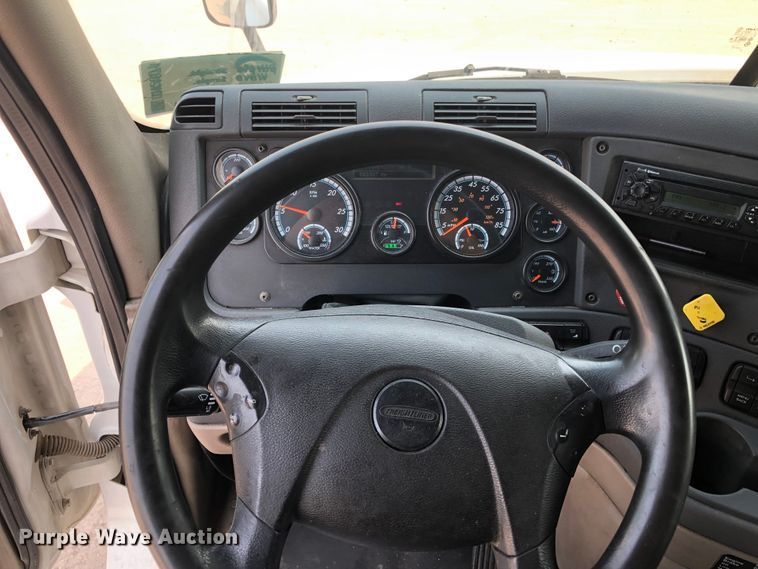 image for item DN2001 2015 Freightliner Cascadia 125  semi truck