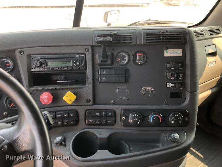 image for item DN2001 2015 Freightliner Cascadia 125  semi truck