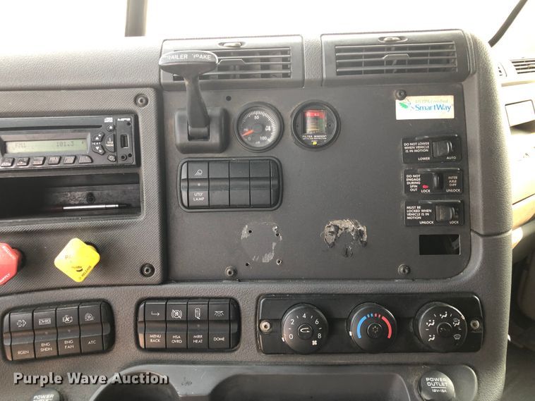 image for item DN2001 2015 Freightliner Cascadia 125  semi truck