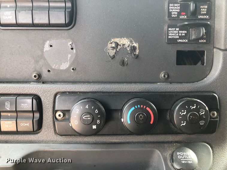 image for item DN2001 2015 Freightliner Cascadia 125  semi truck