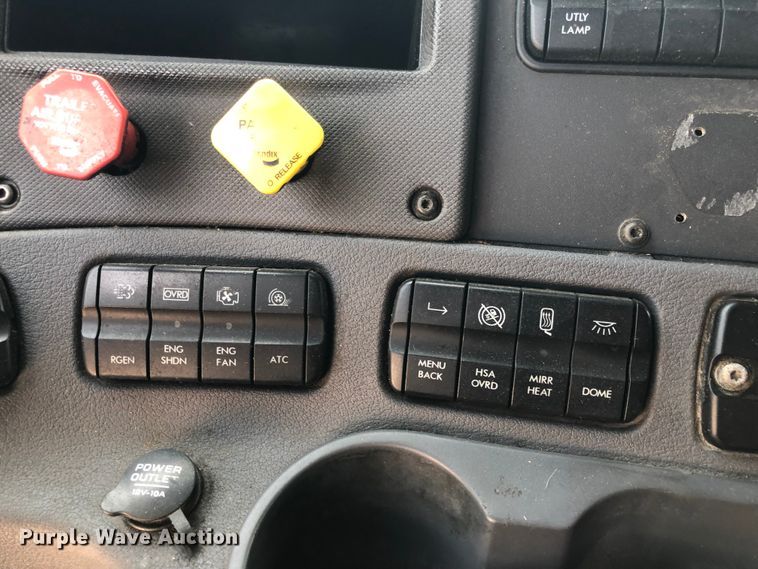 image for item DN2001 2015 Freightliner Cascadia 125  semi truck