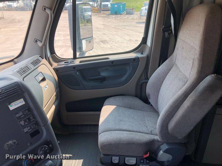 image for item DN2001 2015 Freightliner Cascadia 125  semi truck