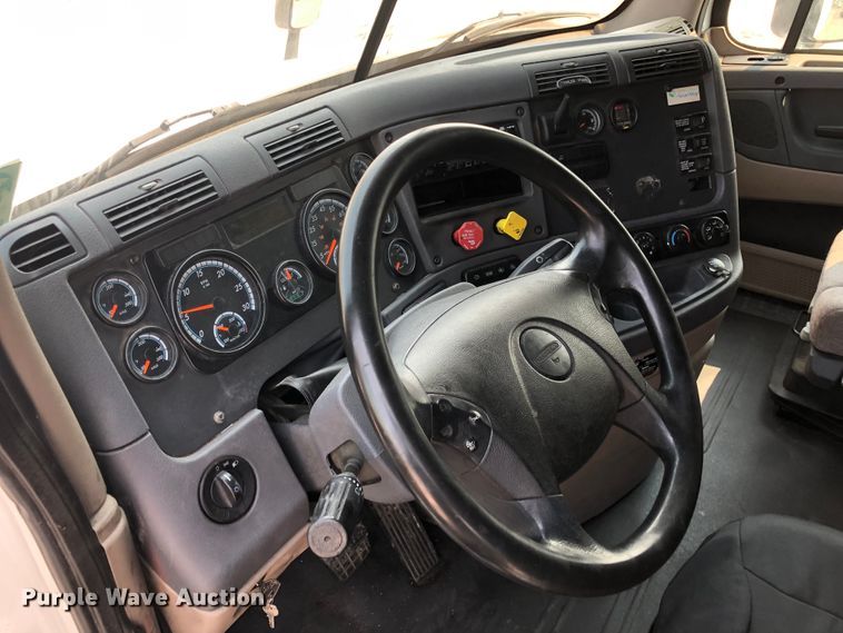 image for item DN2001 2015 Freightliner Cascadia 125  semi truck