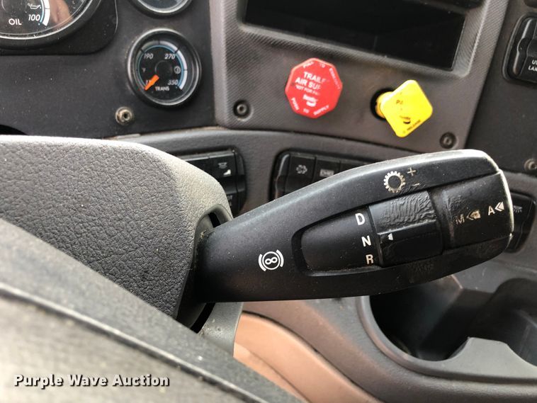 image for item DN2001 2015 Freightliner Cascadia 125  semi truck