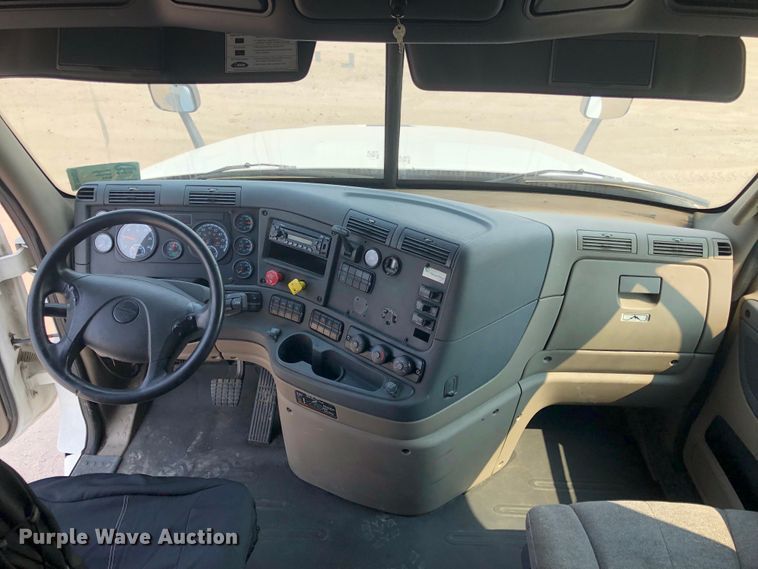 image for item DN2001 2015 Freightliner Cascadia 125  semi truck