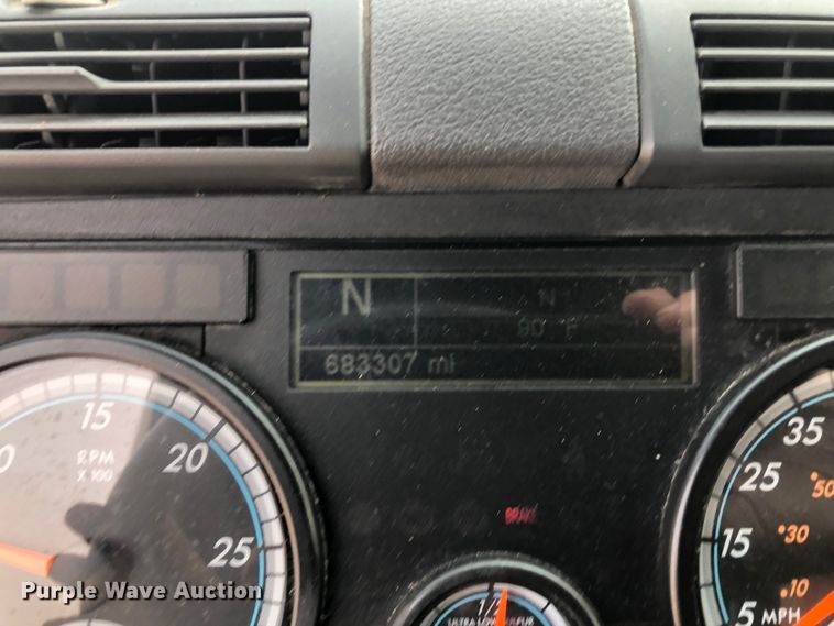 image for item DN2001 2015 Freightliner Cascadia 125  semi truck