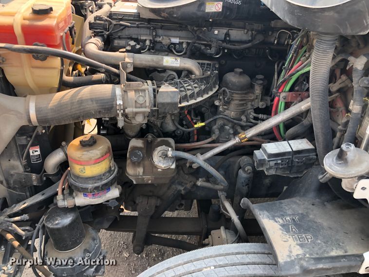 image for item DN2001 2015 Freightliner Cascadia 125  semi truck