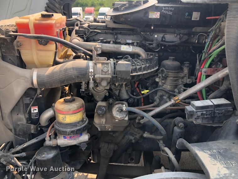 image for item DN2001 2015 Freightliner Cascadia 125  semi truck