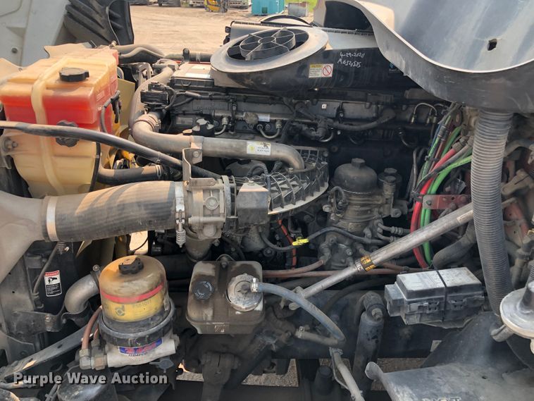 image for item DN2001 2015 Freightliner Cascadia 125  semi truck