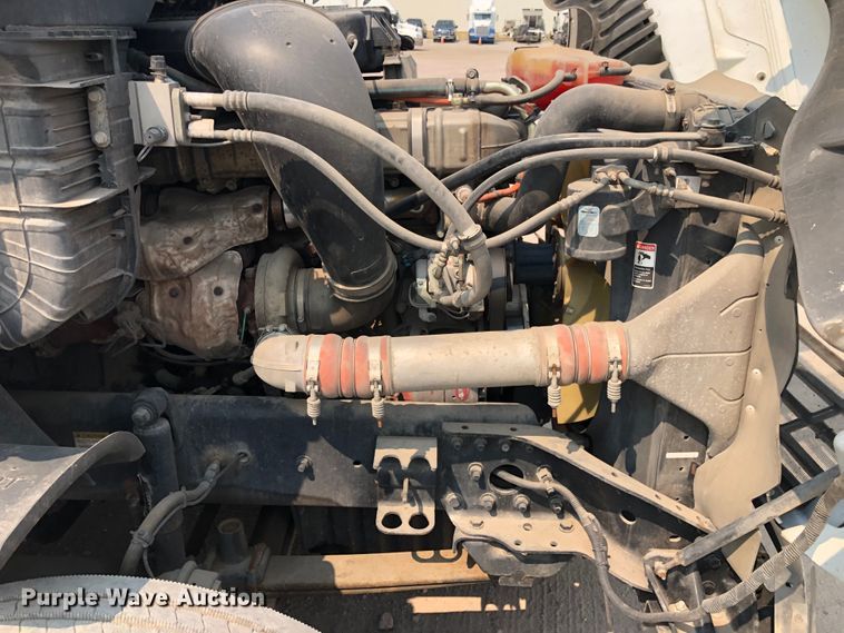 image for item DN2001 2015 Freightliner Cascadia 125  semi truck