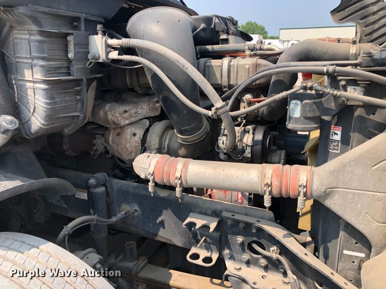 image for item DN2001 2015 Freightliner Cascadia 125  semi truck