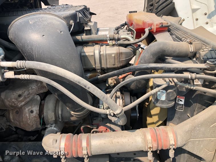 image for item DN2001 2015 Freightliner Cascadia 125  semi truck