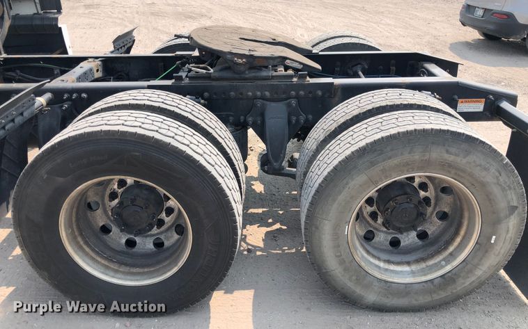 image for item DN2001 2015 Freightliner Cascadia 125  semi truck