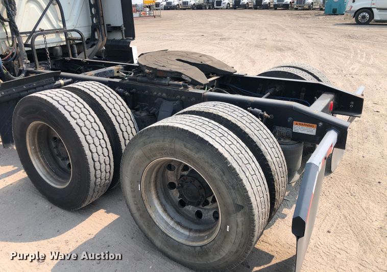 image for item DN2001 2015 Freightliner Cascadia 125  semi truck