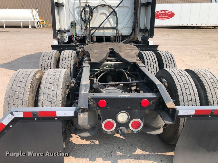 image for item DN2001 2015 Freightliner Cascadia 125  semi truck