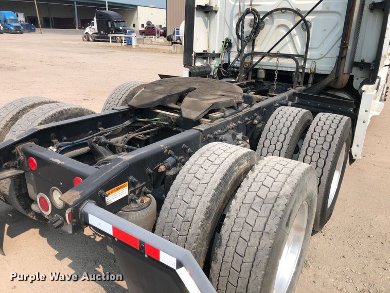 image for item DN2001 2015 Freightliner Cascadia 125  semi truck