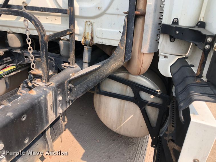 image for item DN2001 2015 Freightliner Cascadia 125  semi truck