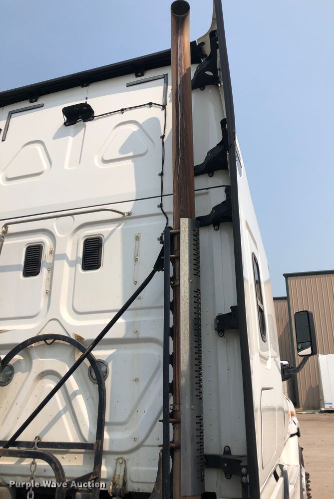 image for item DN2001 2015 Freightliner Cascadia 125  semi truck