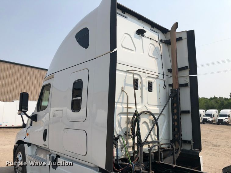 image for item DN2001 2015 Freightliner Cascadia 125  semi truck