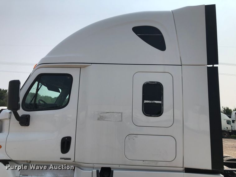 image for item DN2001 2015 Freightliner Cascadia 125  semi truck