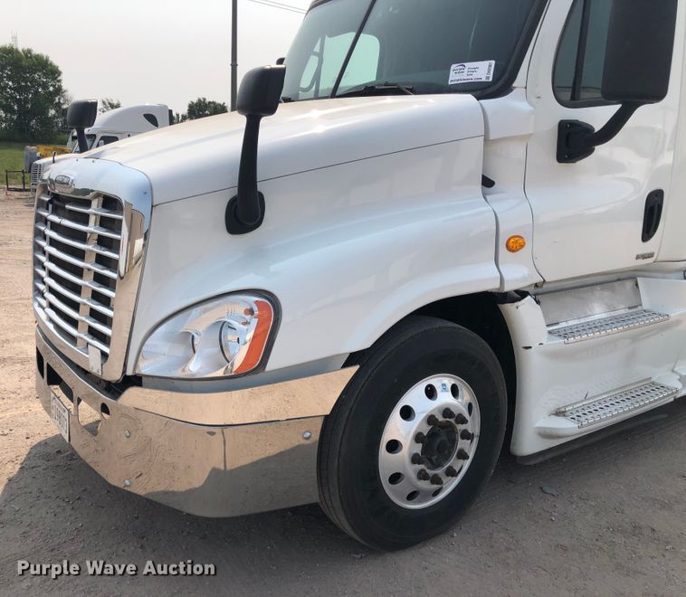 image for item DN2001 2015 Freightliner Cascadia 125  semi truck