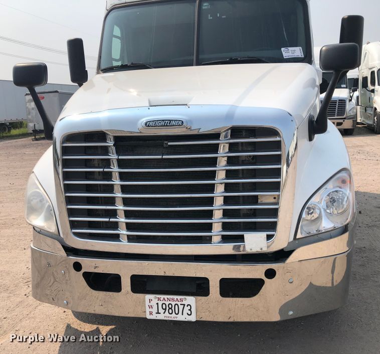 image for item DN2001 2015 Freightliner Cascadia 125  semi truck