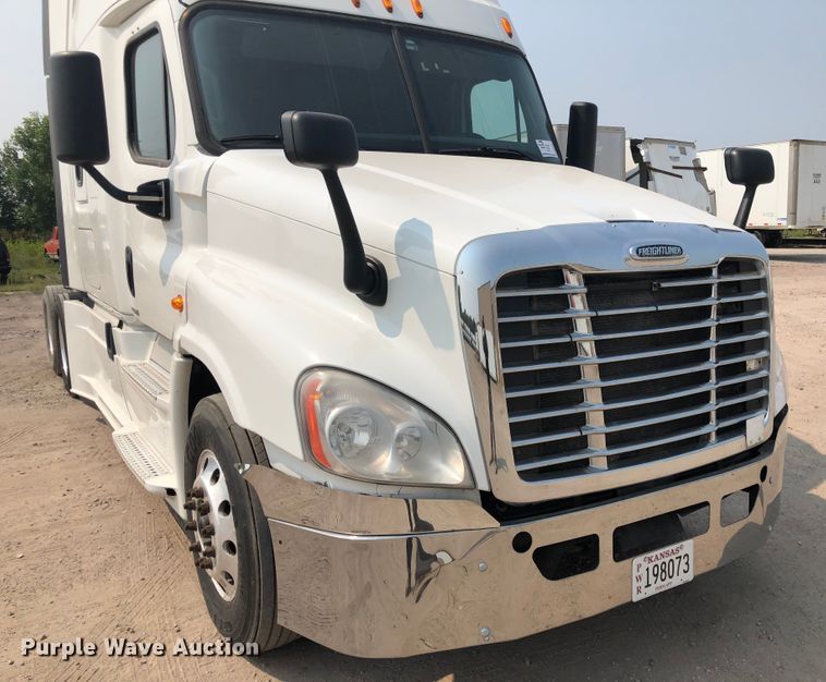 image for item DN2001 2015 Freightliner Cascadia 125  semi truck