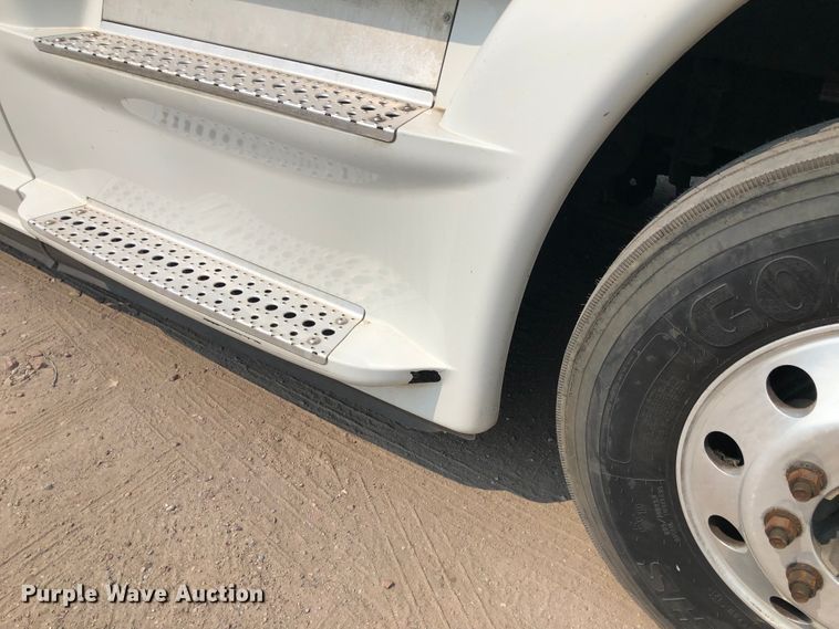 image for item DN2001 2015 Freightliner Cascadia 125  semi truck