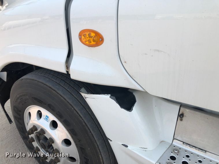 image for item DN2001 2015 Freightliner Cascadia 125  semi truck